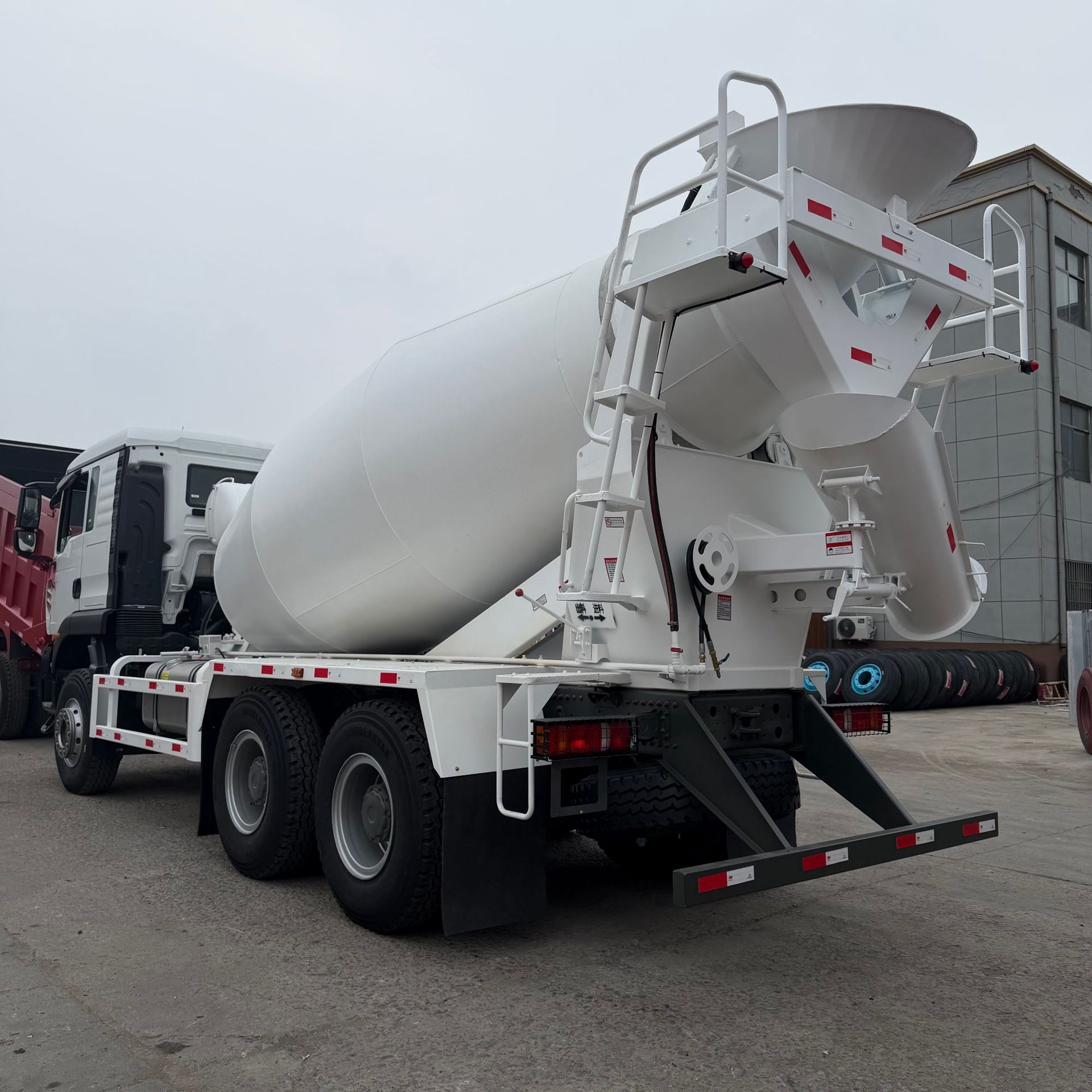 Heavy-duty HOWO 6*4 concrete mixer truck, 6-12 cubic meter cement mixer truck, heavy-duty concrete mixing and transport vehicle