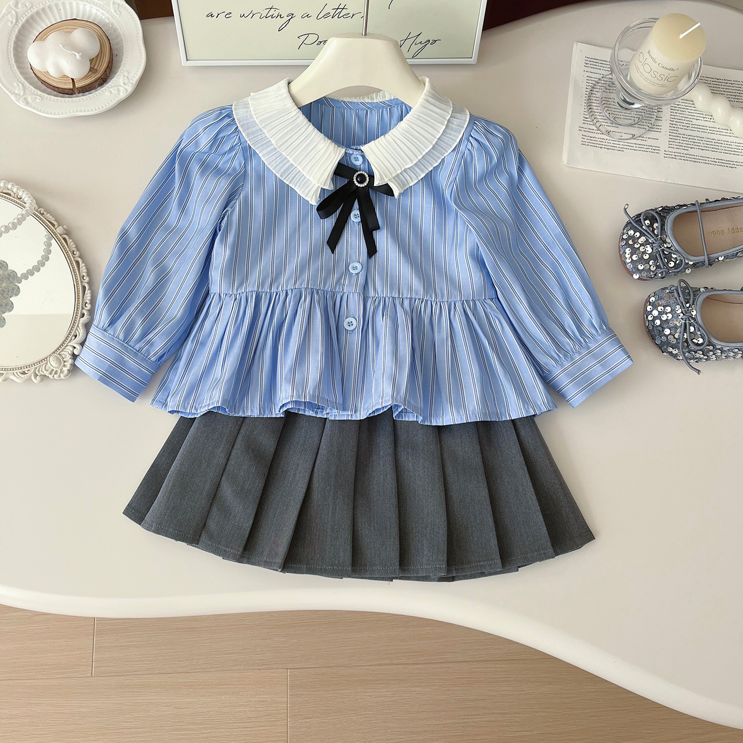Mädchen Set Aus Gestreiftem Hemd Und Faltenrock Im College Stil_voghion.com
