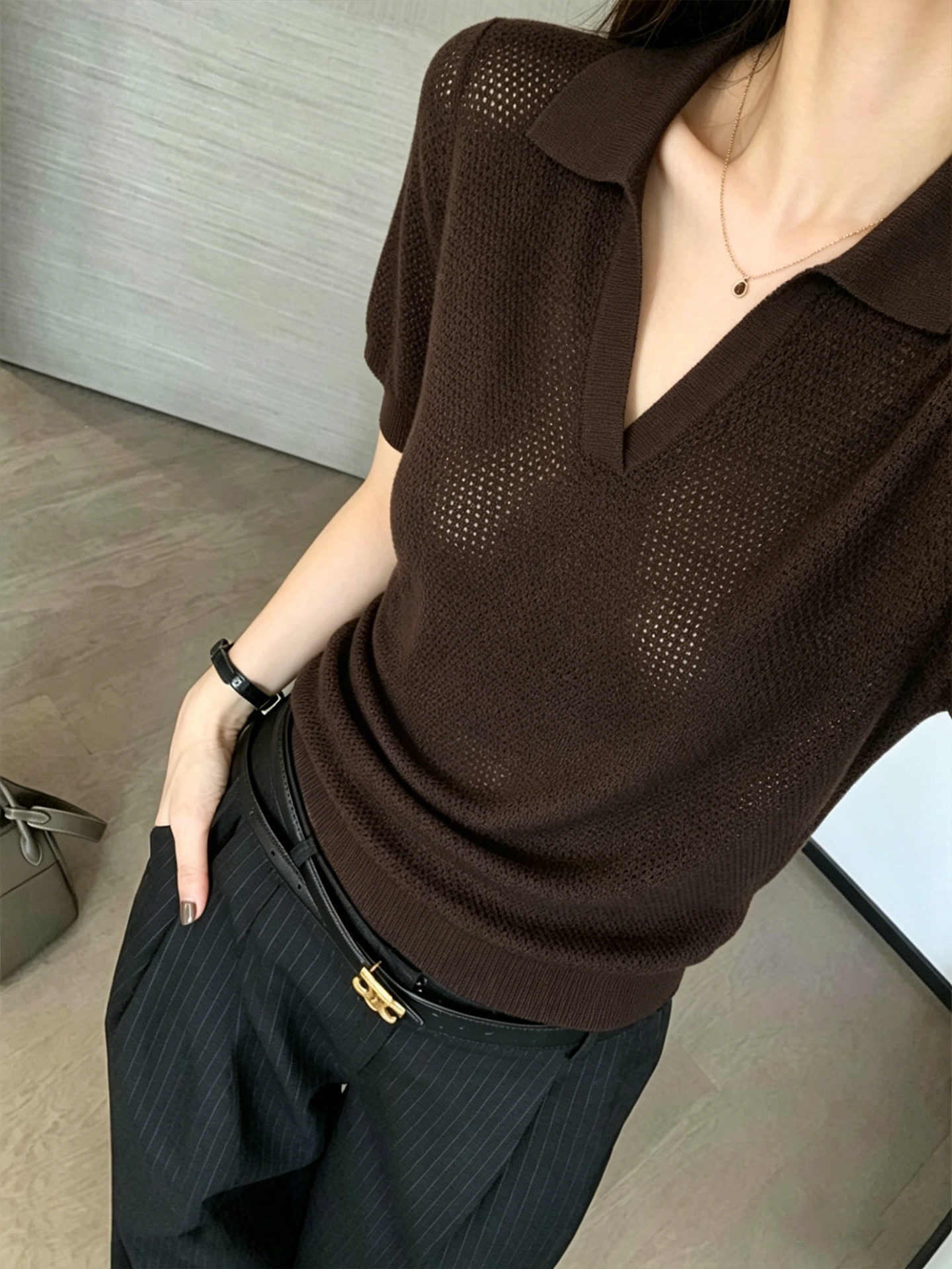 Áo thun nữ cổ V rỗng dệt kim ngắn tay chất liệu lụa băng phong cách Polo — Màu cà phê đậm chi tiết 4