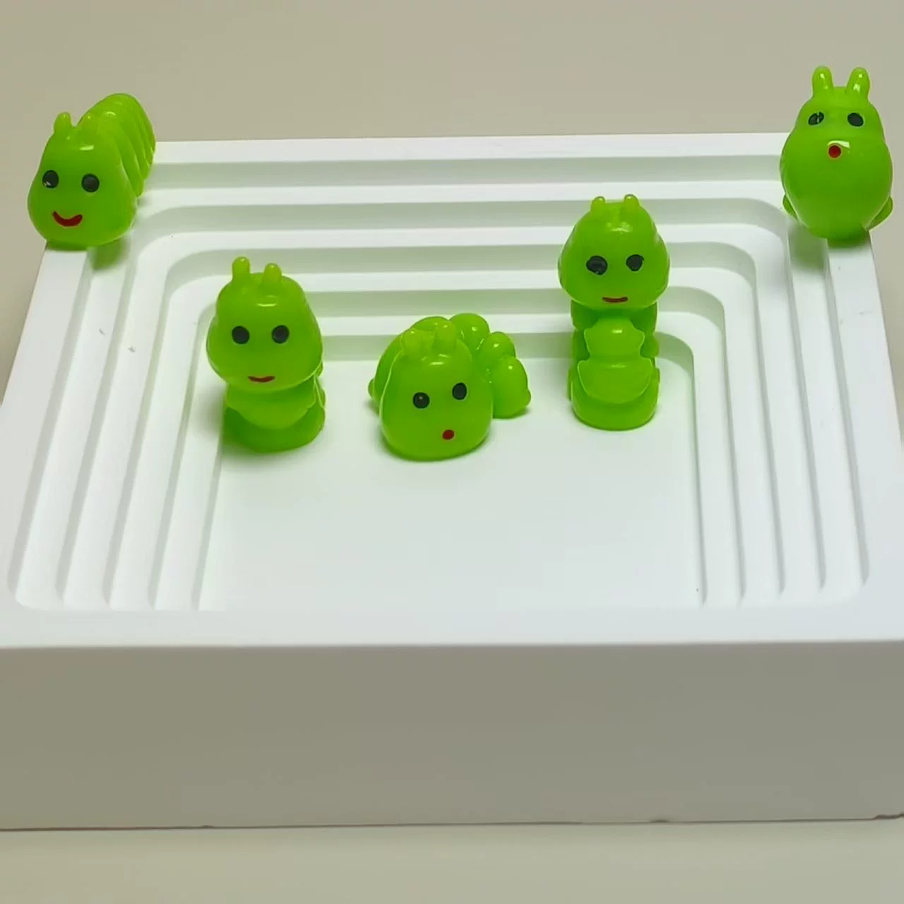 Светящийся в темноте трехмерный ароматизированный мультяшный динозавр с сердцем, аксессуар из смолы, ручная работа, декор для автомобиля, украшение для самостоятельного изготовления