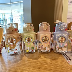 大容量ストローカップ、ネットセレブ人気プラスチックカップ、落下防止子供用漫画ウォーターカップ、ストラップ付きポータブルカップ