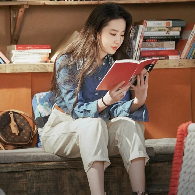 바람이 부는 장소로 이동 LIU YIFEI BA * 봄과 여름 새로운 파란색 자수 옷깃 데님 셔츠
