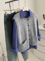 秋冬は丸首のニットベストを重ねています。