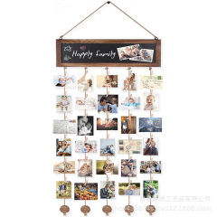 欧米の木造の壁は写真の装飾品を挟みます。