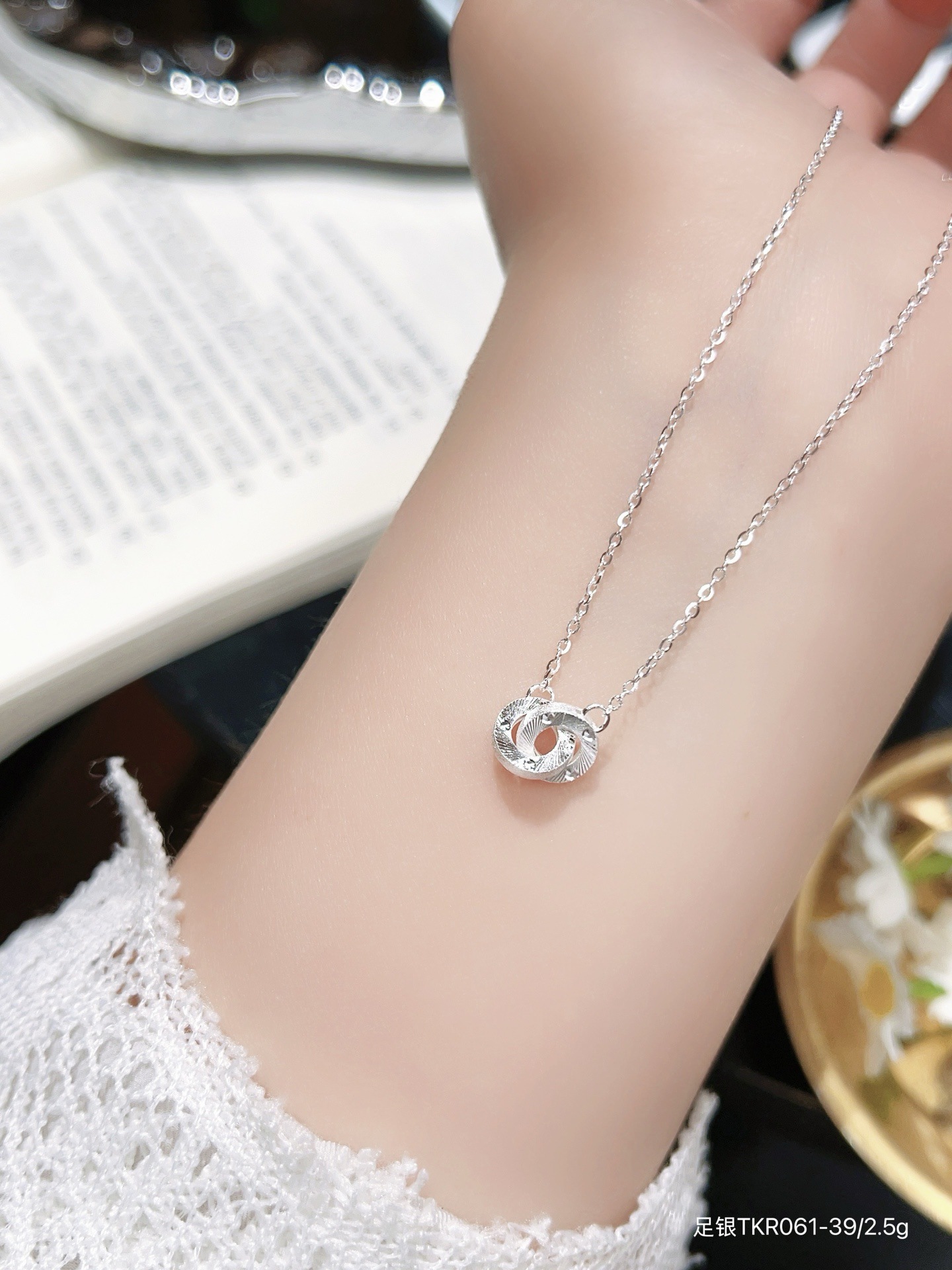 S999 plata esterlina mariposa flange collar de cuatro hojas diseño de nicho femenino de alta calidad lujo ligero cadena de clavícula para regalar a su novia