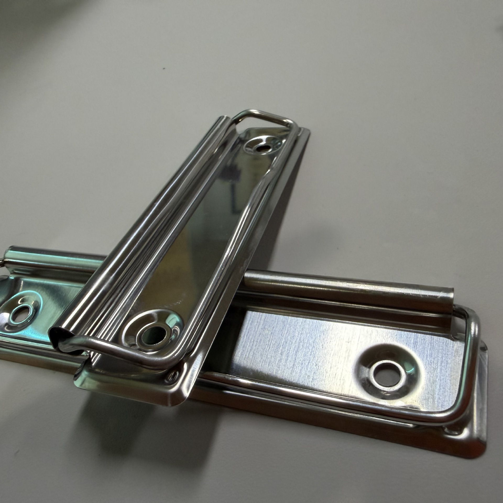 Clip de placa de acero inoxidable A4 clip de placa de metal aglutinante accesorios de hardware de papelería al por mayor fábrica en stock image 4