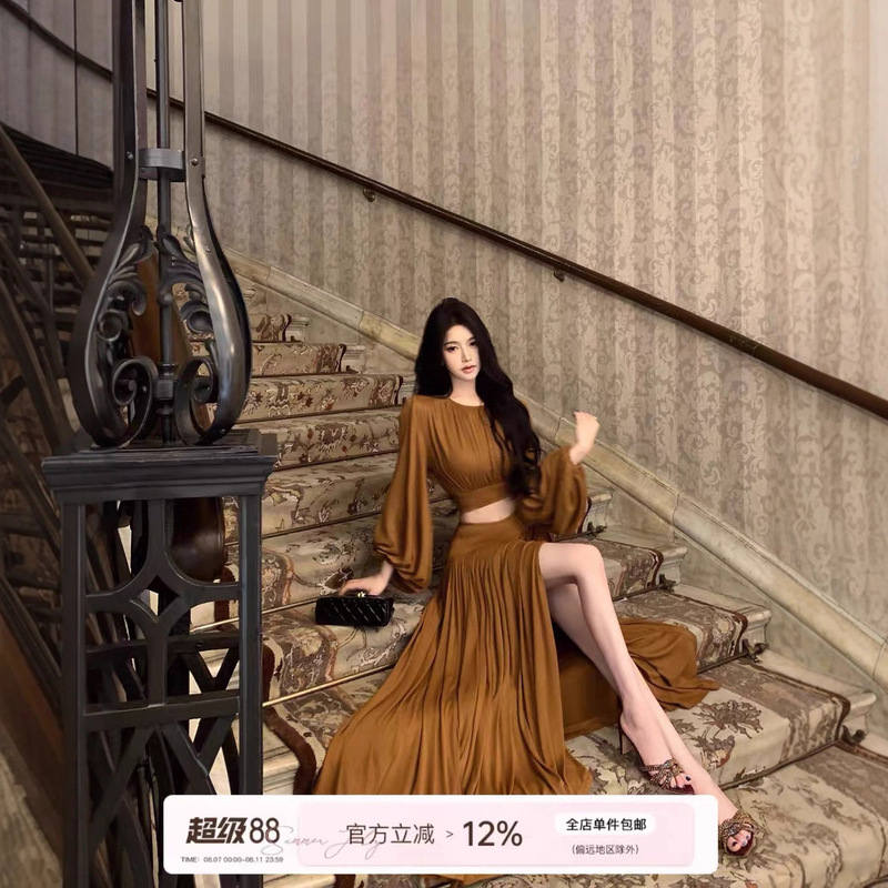 JAYKY YANG盛宴焦糖色蝙蝠袖圆领上衣抽褶垂感开叉半裙套装|undefined