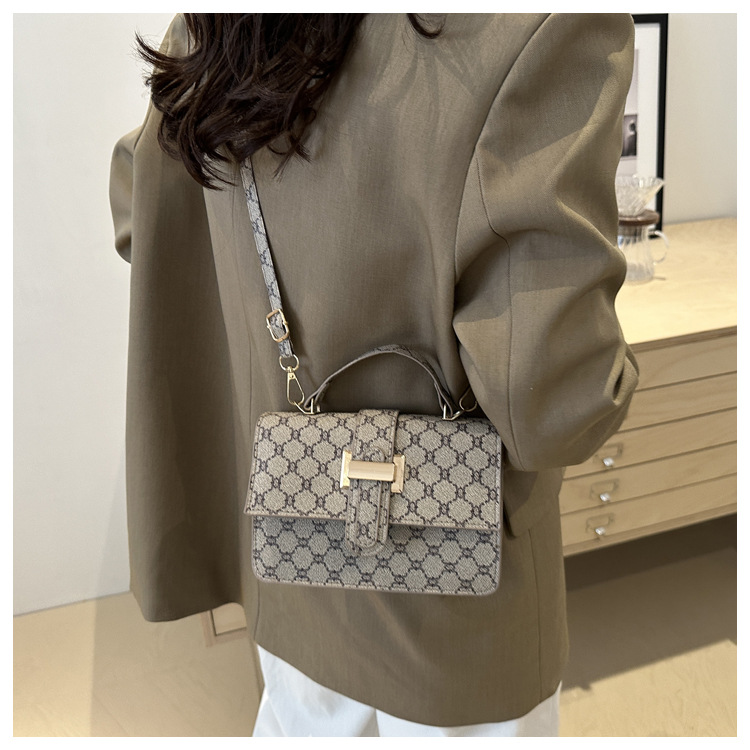 The 2024 new women's bag features a high-end texture, a niche and fashionable style, a retro and versatile small square bag, and a hand-held shoulder crossbody bag undefined