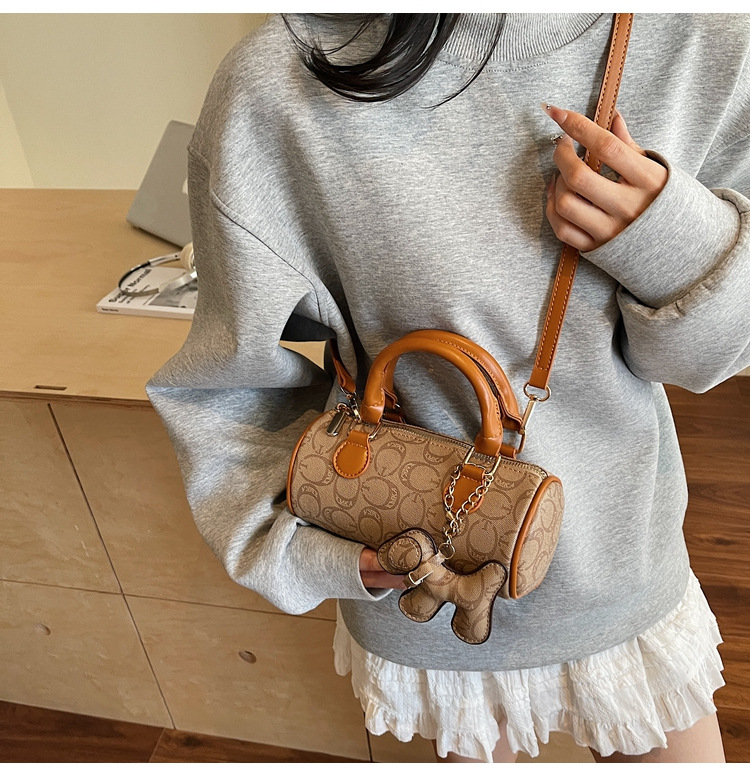 The 2025 summer new small handbag for women, the Boston bag, is casual, versatile, elegant, and has a high level of appearance. It is a trendy hand-held crossbody bag undefined