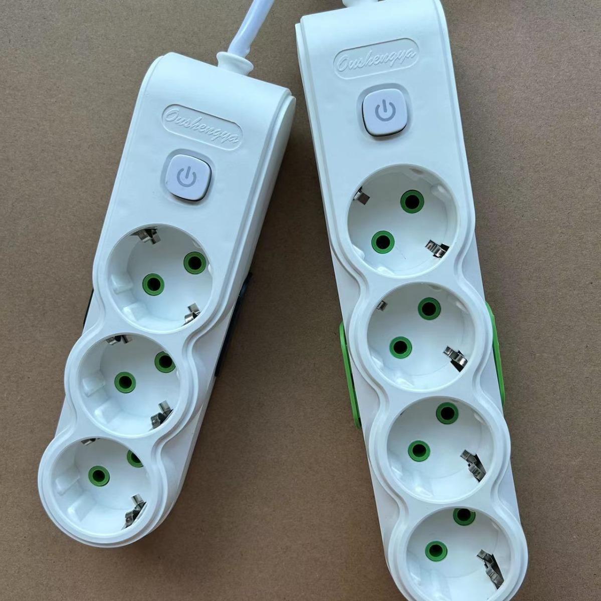 Fábrica directa de comercio exterior 4 enchufes europeos con enchufe de alimentación USB en el Medio Oriente Asia Central Tailandia placa de enchufe