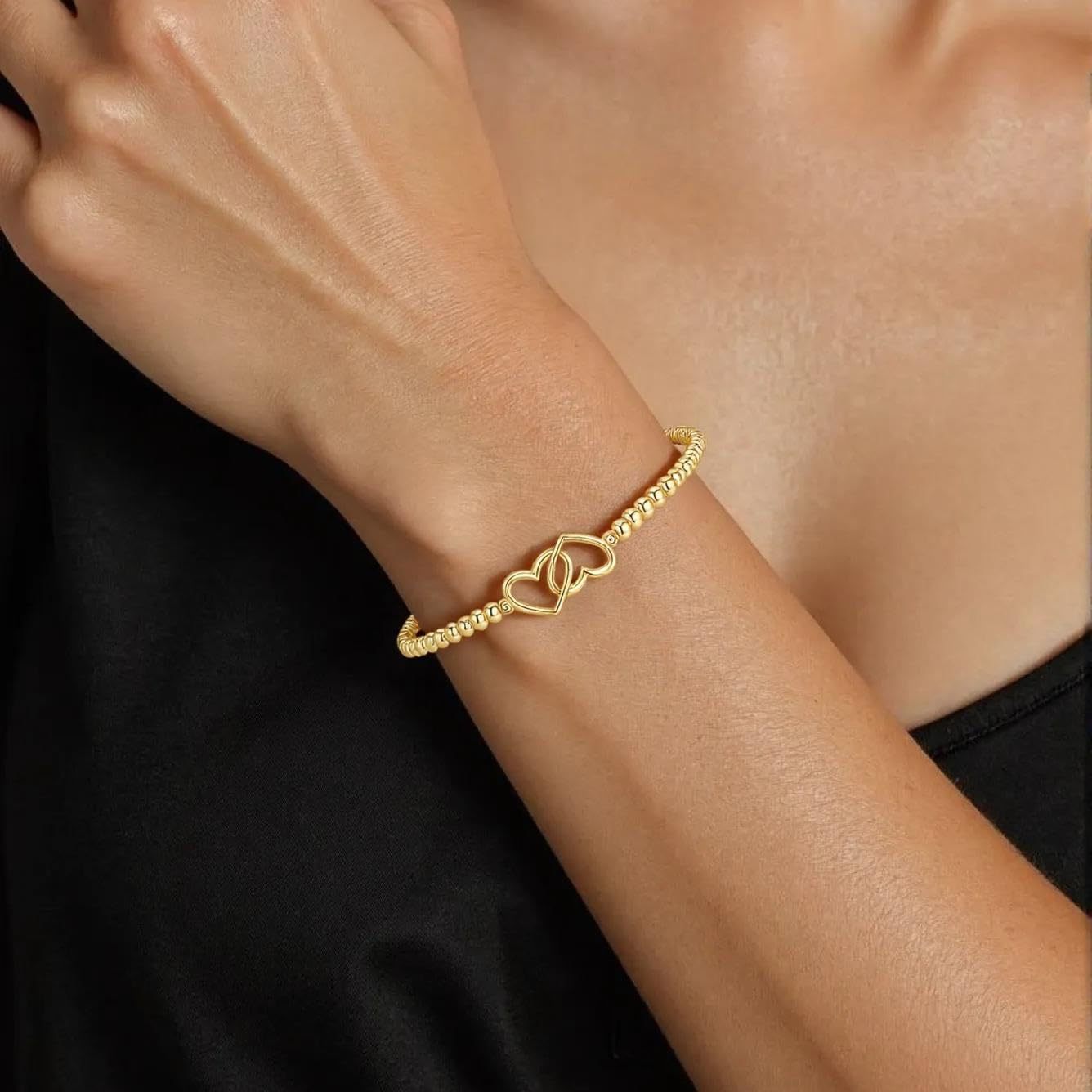 Bracciale con perline dorate nodo a cuore e anelli geometrici_voghion.com