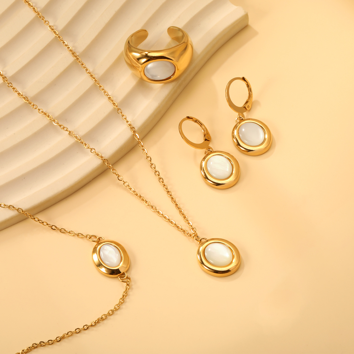 Concha blanca simple europea y americana pendientes de alta calidad collar anillo pulsera joyería de acero inoxidable conjunto de joyería transfronteriza femenina