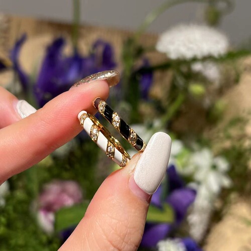 Fashionable trendy temperament Ins black and white enamel ring light luxury retro high-end cold wind zirconia stacking ring set
