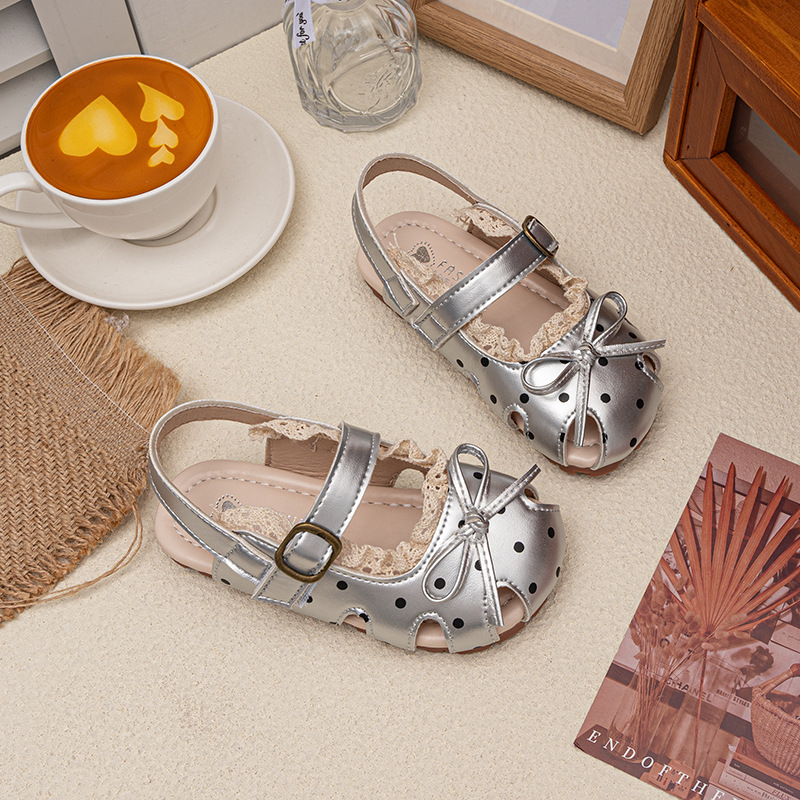 Niñas sandalias de verano 2026 nuevo estilo de moda infantil zapatos de princesa universal arco de encaje zapatos de moda Lefour