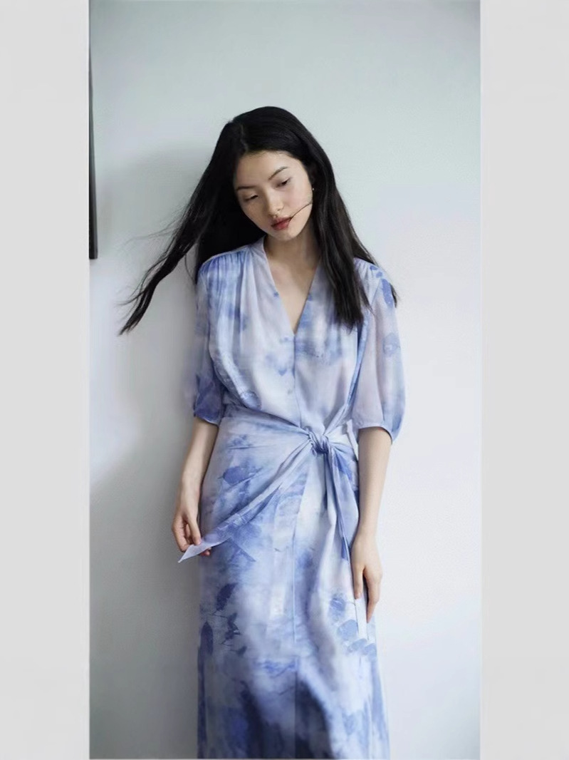 Đầm maxi nữ thắt eo kiểu Pháp họa tiết hoa nhỏ màu xanh — Váy liền màu xanh lam