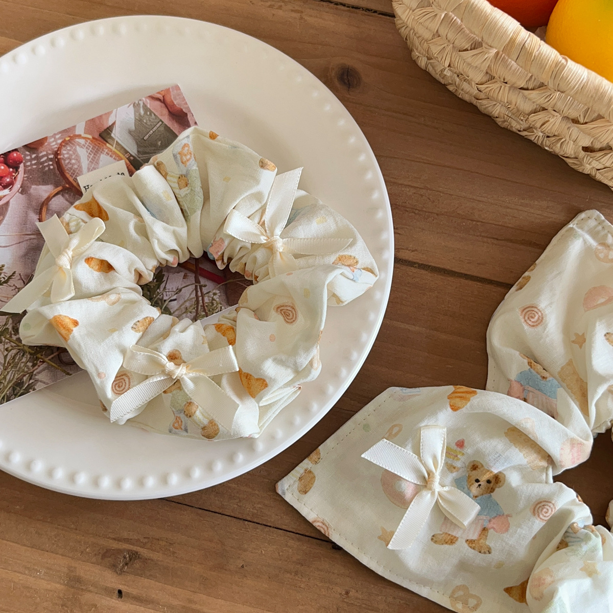 Crema niña oso lazo arte de tela intestino grueso cuerda para el cabello bufanda cuadrada cuerda para la cabeza cola de caballo banda de goma accesorios para el cabello tocado nuevo