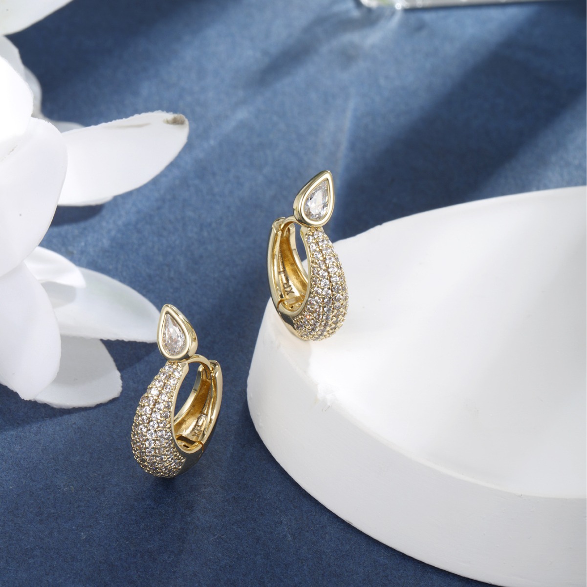 Xuping joyas de bronce de piedra de diamante llena de pendientes de aleación de diamante de moda europea y americana nicho ligero de lujo alta sensación de pendientes para mujeres