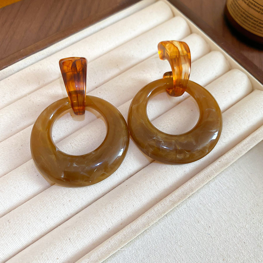 Aguja de plata Pendientes geométricos Maillard Pendientes de lujo ligero retro de nicho Pendientes de temperamento de todo fósforo de moda Sentido de alta gama al por mayor