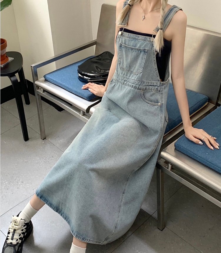 韩版减龄口袋牛仔背带裙女2023夏季浅蓝色宽松显瘦中长款连衣裙