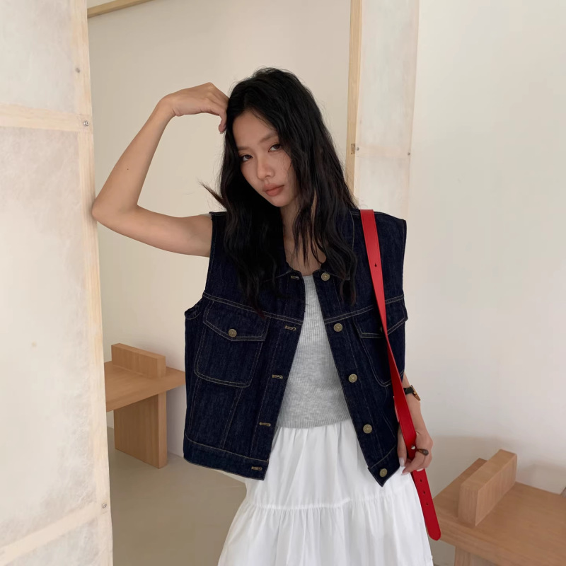 Spring Style Layered Outfit with Washed Denim Vest Jacket for Women, Slimming and Age-Reducing Short Sleeveless Vest Jacket for Women Spring Style Layered Outfit with Washed Denim Vest Jacket for Women, Slimming and Age-Reducing Short Sleeveless Vest Jacket for Women