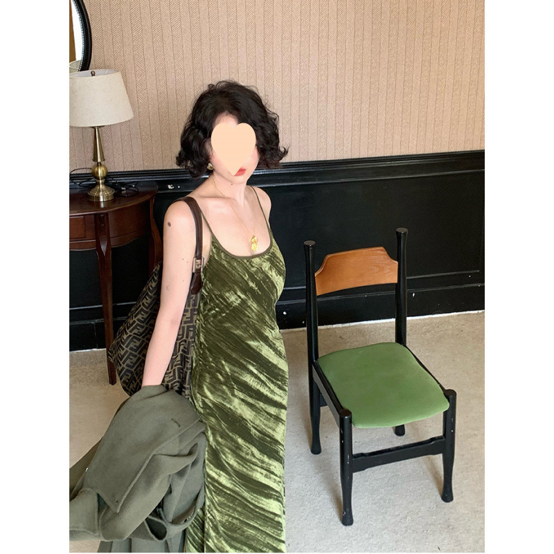 酒午2025秋冬季新打底裙收腰显瘦丝绒吊带连衣裙高级感礼服长裙女