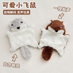 猫のおもちゃのかわいいぬいぐるみのネズミは自分で退屈しています。