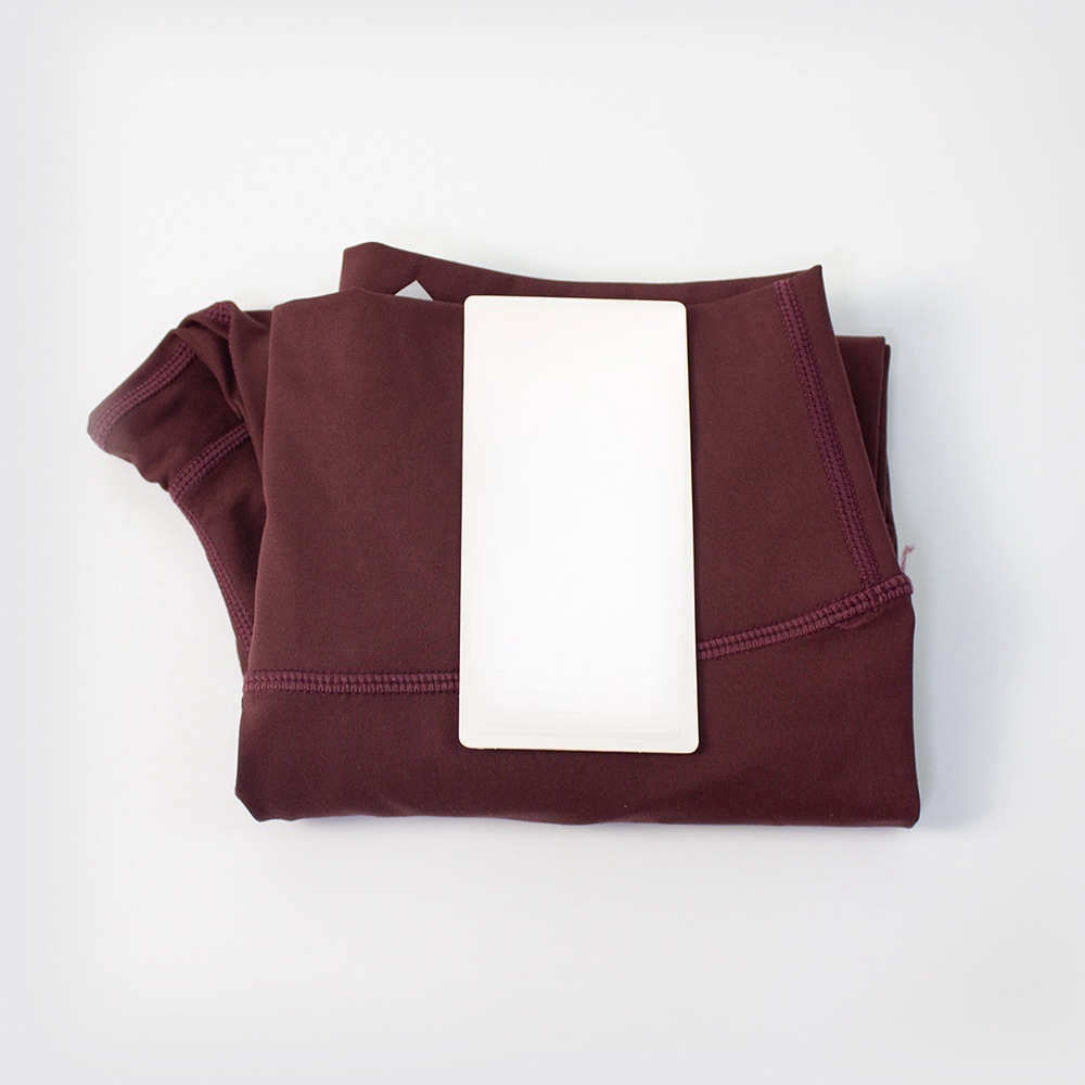 Pantalón rojo oscuro sin vergüenza