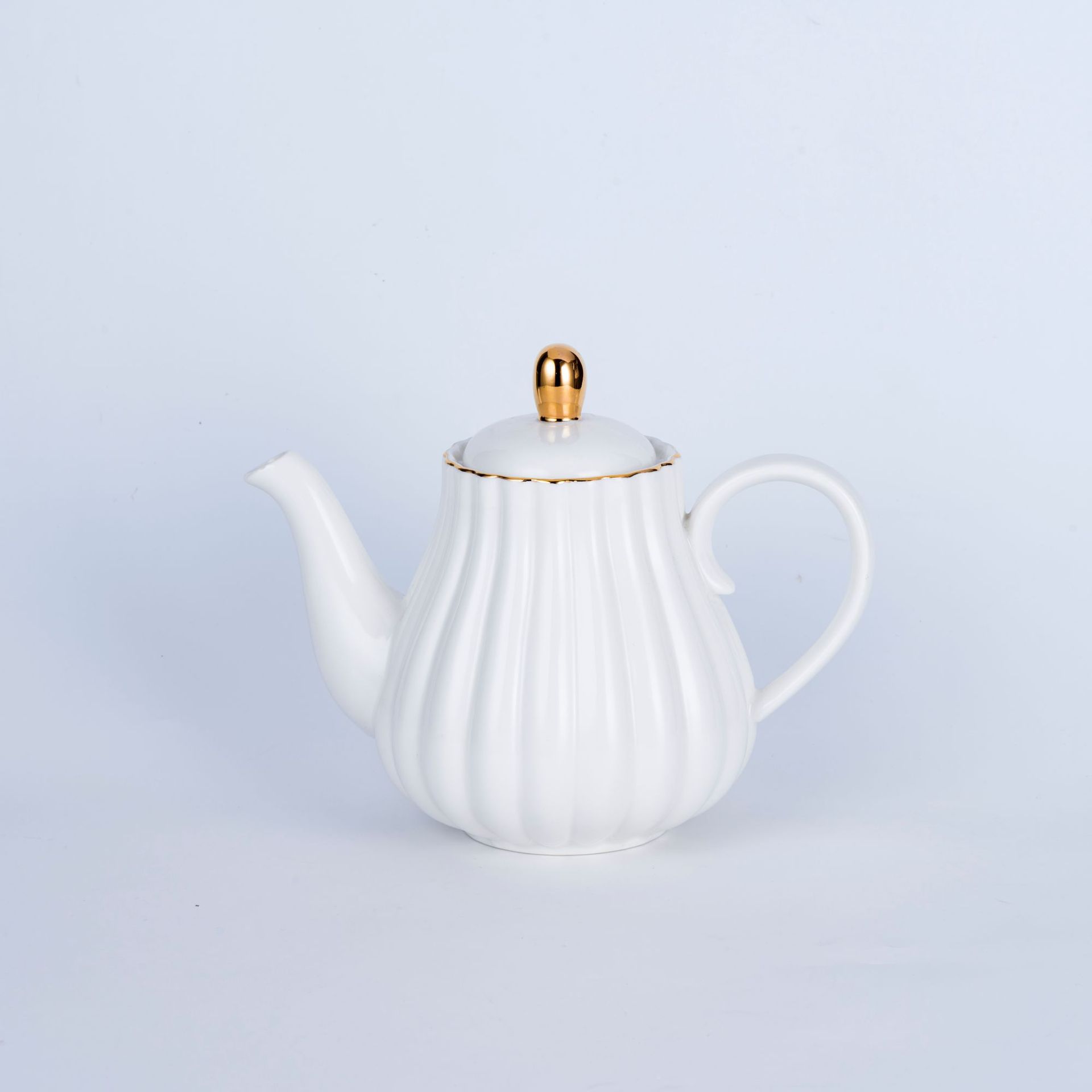 Rayas de abeja dorada Una olla de cuatro tazas Plato de café japonés Juego de tetera fría Juego de esmalte de color y té de flores doradas Cerámica