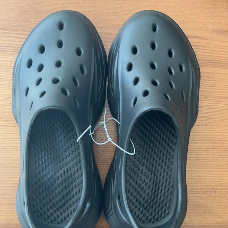 Nuevos zapatos con agujeros, zapatos de vadeo de playa para hombre, sandalias deportivas al aire libre, zapatos de conducción ligeros y de suela suave, transpirables y duraderos