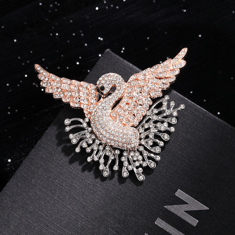 Broche barroca elegante em filigrana com cristais legado_voghion.com