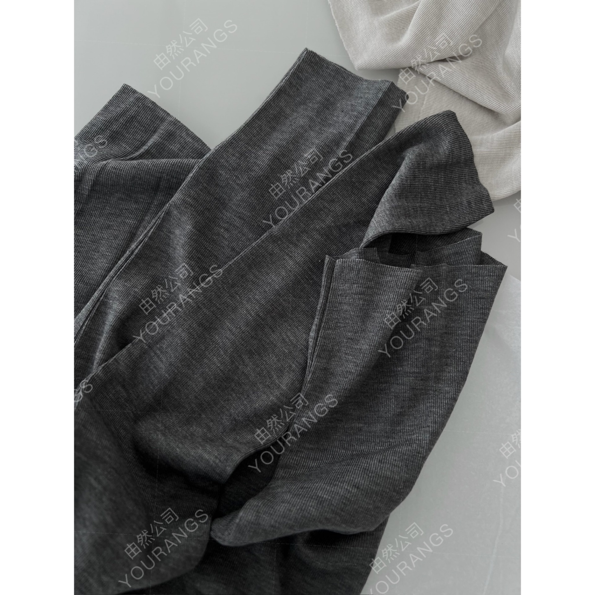 26早春 IRのベーシックスタイル リヨセルシルクVネックの優しくエレガントな長袖Tシャツニットベースレイヤー