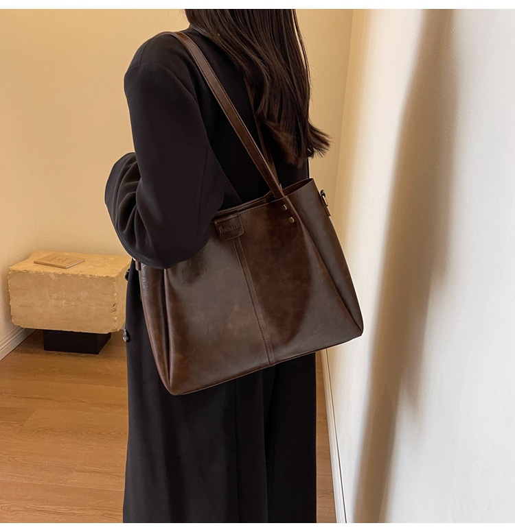 European and American retro large-capacity commuter tote bag 2024 new portable shoulder bag, textured wide shoulder strap messenger bag_voghion.com