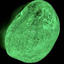 批发奇石夜光石原石摆件 鹅卵石发光石萤石 新奇有趣