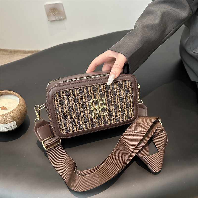 Nuevo bolso de cámara de moda 2025 letras impresión bolso cuadrado de color contrastante amplio cinturón mochila de mujer