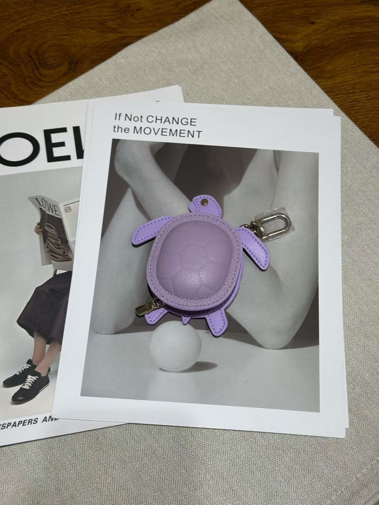 선물 상자가 있는 라벤더 퍼플