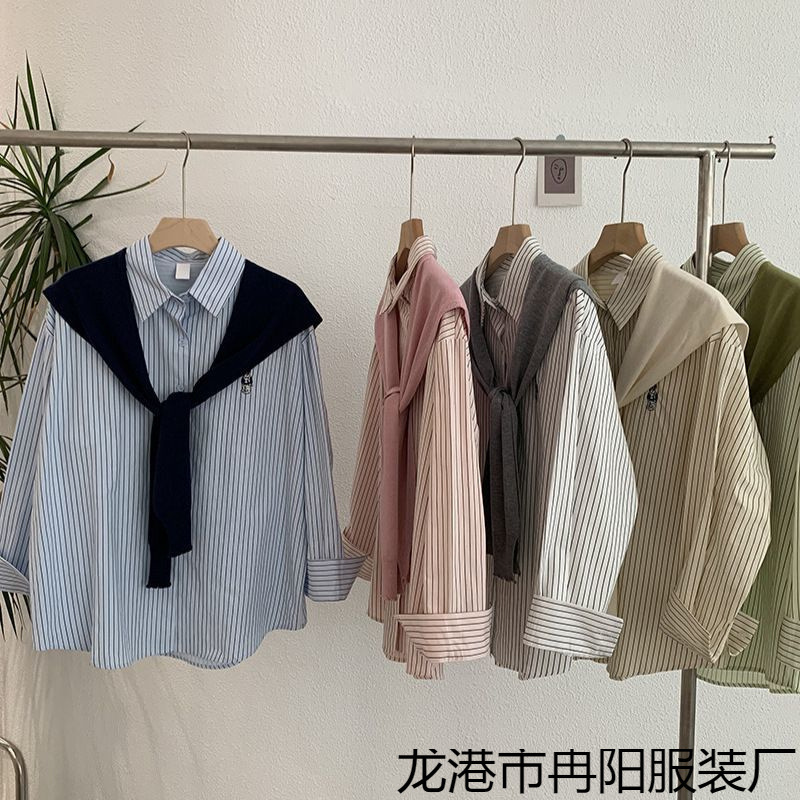 熊の刺繍は襟をめくって、長袖の中の長いストライプのゆったりしたシャツの上着のニットのショールの2つのセットの女性を掛けます。|undefined