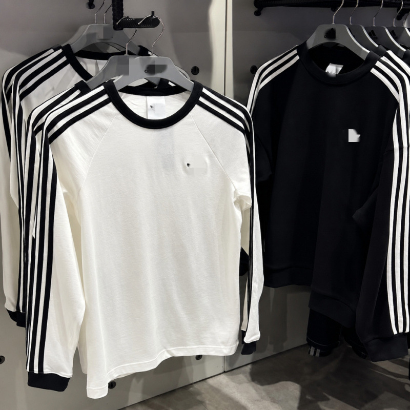 Embroidered with a small logo, this casual long-sleeve T-shirt and sweatshirt, in white and black, is the same style as Jennie's. 3545