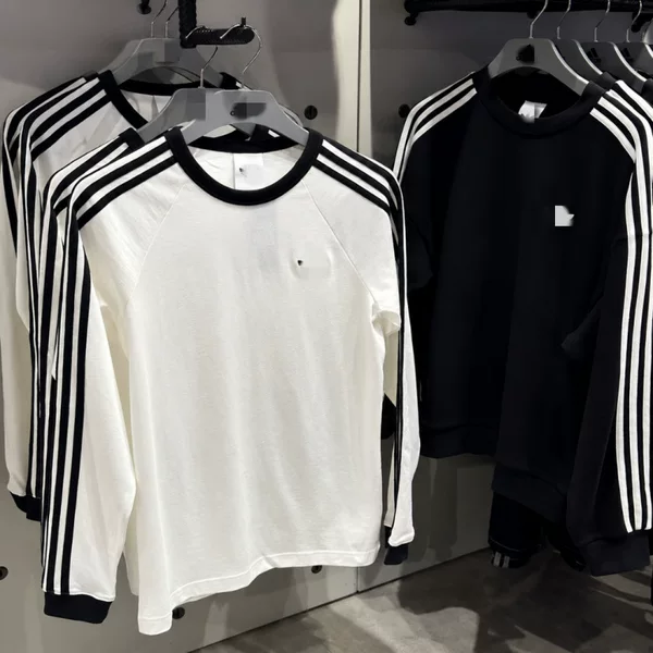 Embroidered with a small logo, this casual long-sleeve T-shirt and sweatshirt, in white and black, is the same style as Jennie's. 3545