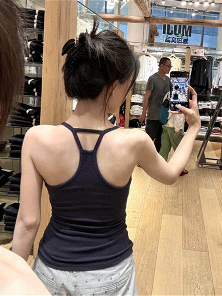 純粋な欲の甘いギャルのセクシーな背中は腰を収めてやせています。