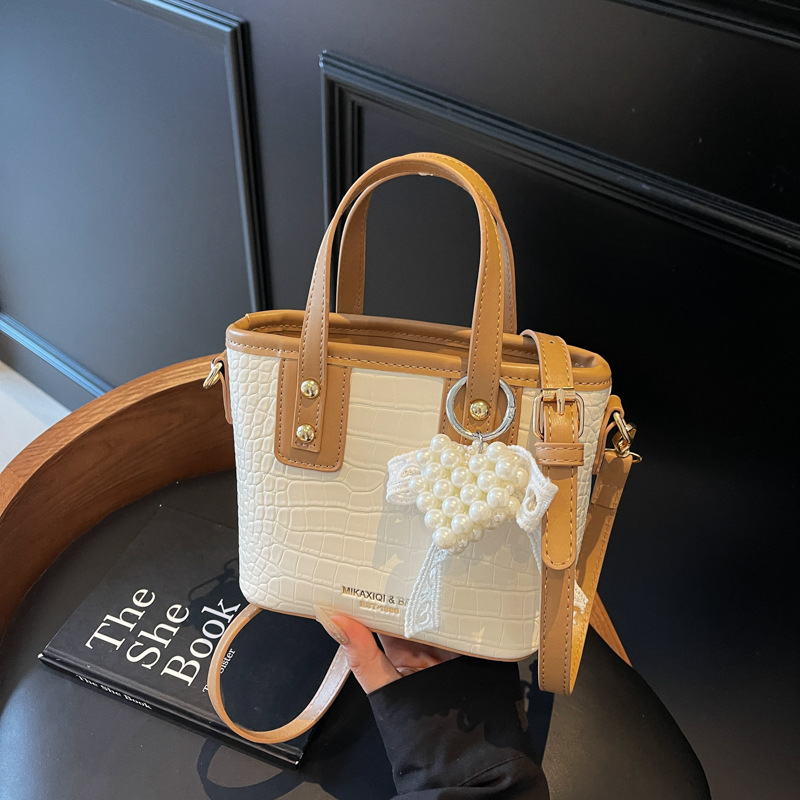 Bolso de cubo de mano súper fuego transfronterizo para mujer 2025 nuevo bolso de hombro con patrón de cocodrilo casual salvaje bolso de mensajero de moda