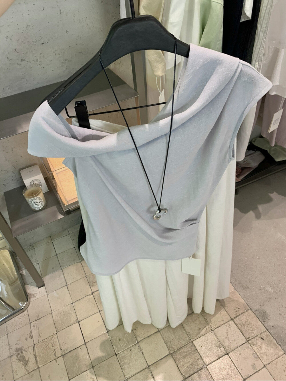 Áo croptop nữ tay ngắn cổ lệch vai, thiết kế bất đối xứng — Xanh da trờicolor, màu trắng, màu mơ chi tiết 10