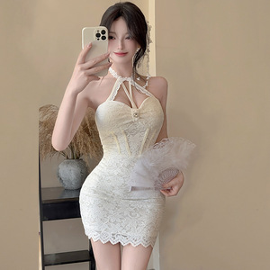 Hanging neck and off shoulder camisole dress with lace hook and flower wrap， pencil skirt with buttocks wrapped