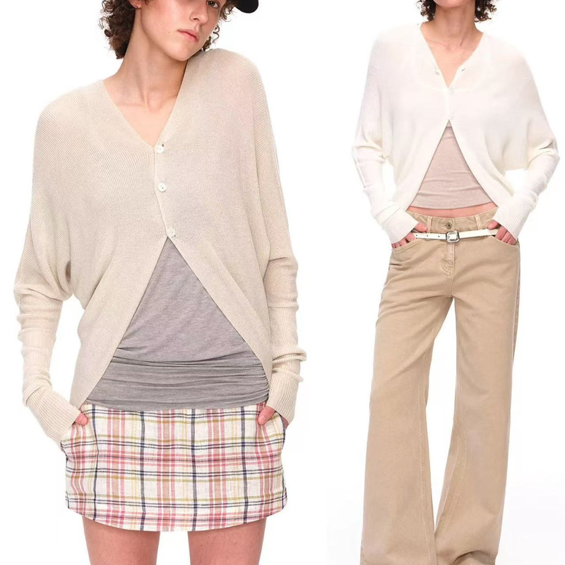 French-style vintage white V-neck bat-sleeve knitted cardigan for women, summer simple and elegant long-sleeve sun protection air-conditioning shirt French-style vintage white V-neck bat-sleeve knitted cardigan for women, summer simple and elegant long-sleeve sun protection air-conditioning shirt