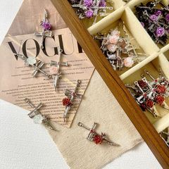 剣とバラの花の藤の十字の小さい衆の合金のペンダントのdiyのビーズのブレスレットのネックレスの部品の手作りの材料は包みます