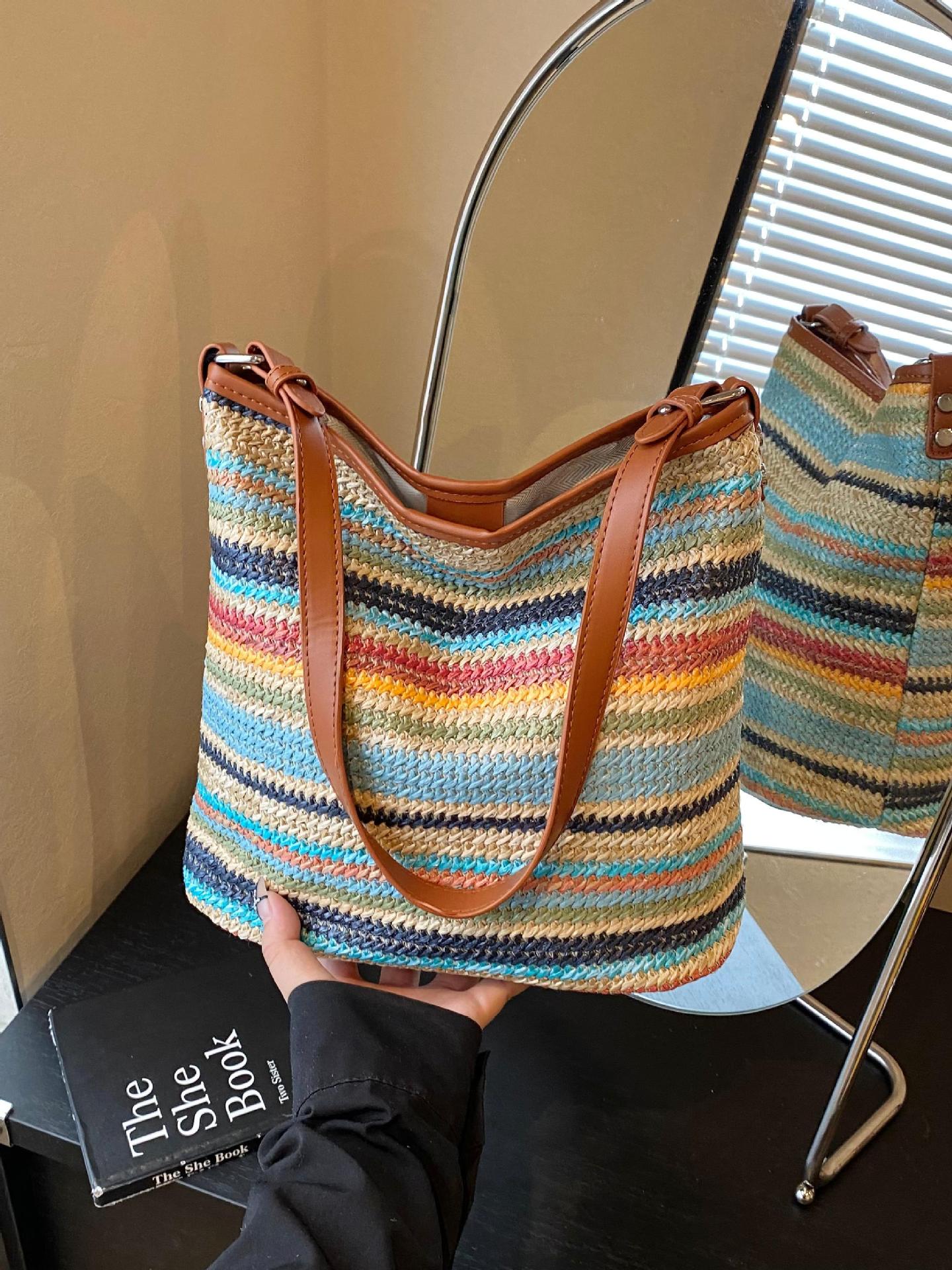 Bolso de cubo tejido arcoíris de estilo caliente de verano 2025 nuevo bolso de playa estilo vacaciones junto al mar bolso de hombro de axila de todo fósforo