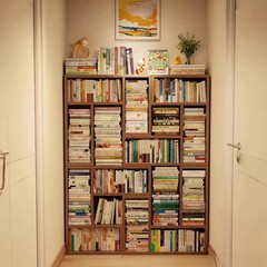 格子本棚の床に落ちた本棚を自由に組み合わせて、物置棚を組み合わせます。