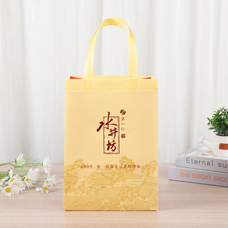 Bolsa de mano de película de espesamiento estampado en oro embalaje de vino no tejido bolsas de regalo UV color impresión de productos de salud bolsa de compras al por mayor