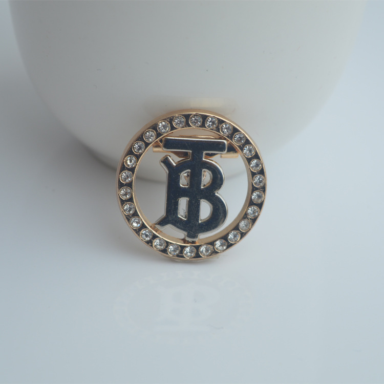 Korean Edition letter Full bore Brooch atmosphere sweater Sternum Versatile suit overcoat Retro TB Hardware corsage
