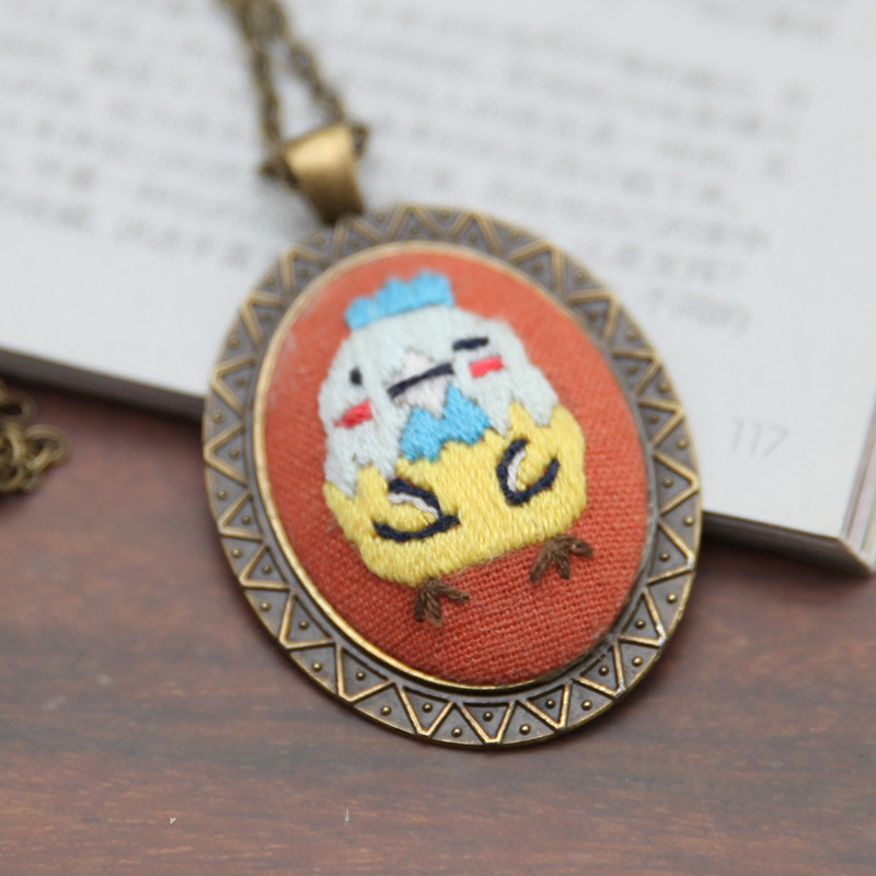 Fábrica hecha a mano DIY tejido suéter cadena novato europeo bordado flor y hierba material paquete aguja hilo Lu bordado COLLAR COLGANTE