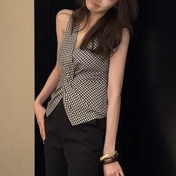 French-style vintage V-neck black and white plaid sleeveless tank top for women, summer chic with twisted design and waist-cinching top French-style vintage V-neck black and white plaid sleeveless tank top for women, summer chic with twisted design and waist-cinching top